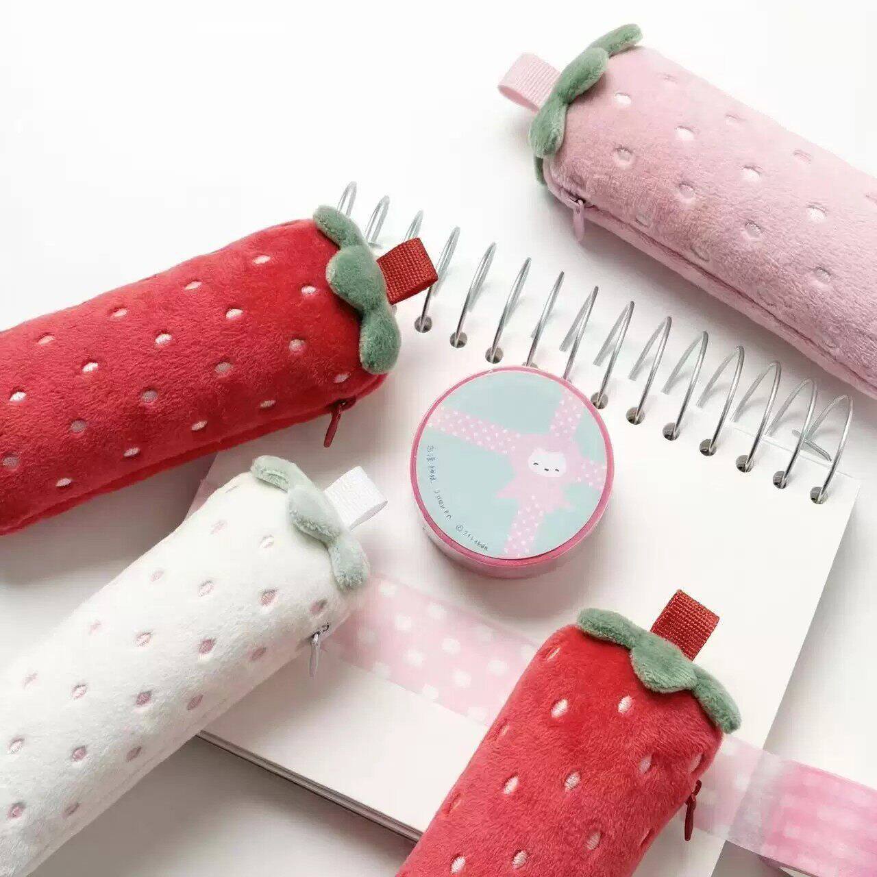Trousse Peluche Fraise à Bandoulière – 3 Coloris – Image 7