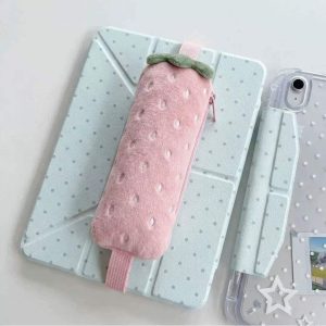 Trousse Peluche Fraise à Bandoulière – 3 Coloris