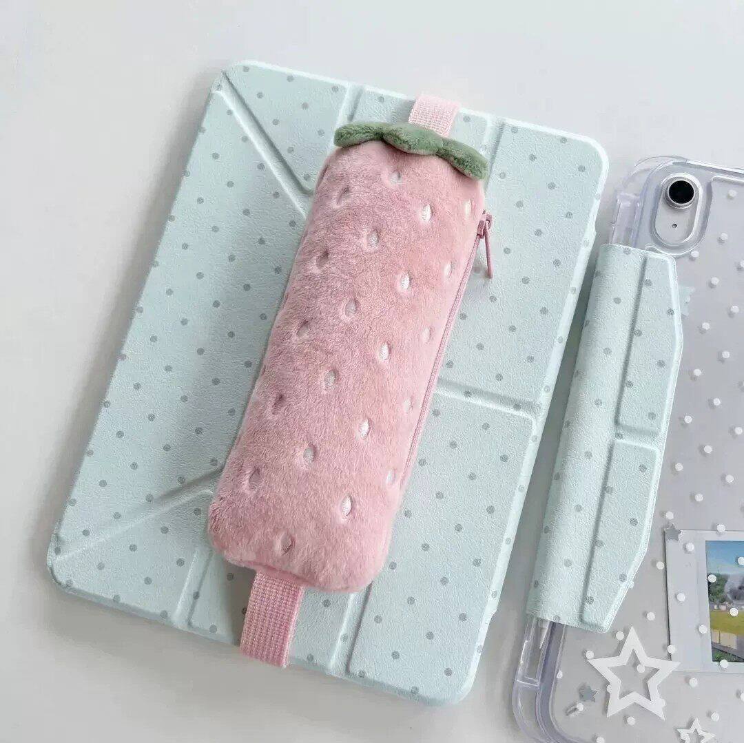 Trousse Peluche Fraise à Bandoulière – 3 Coloris – Image 4