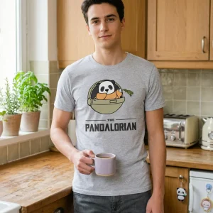 T-shirt The Pandalorian Unisexe à Manches Courtes porté par un jeune homme dans une cuisine ensoleillée